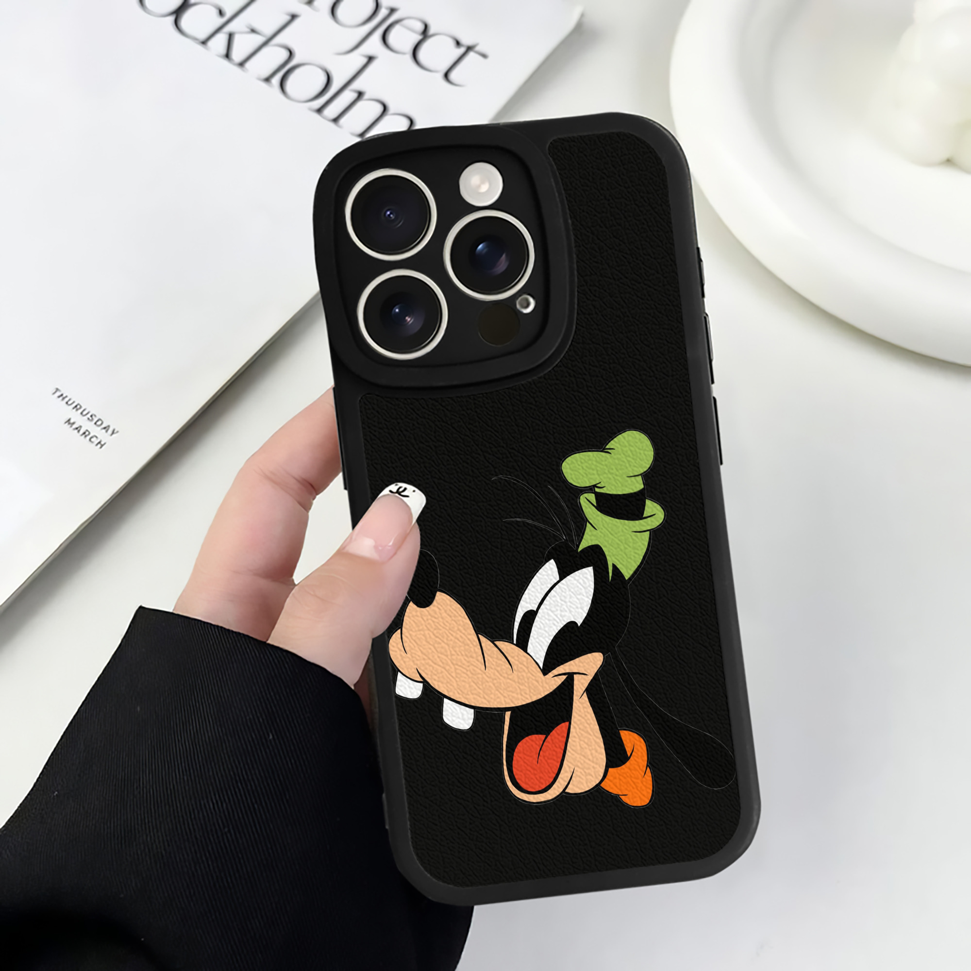 （画像用） ミッキーマウス Mickey Mouse 【iPhone 16シリーズ対応】シリコンスマホケース（レザー調） 材質：シリコン